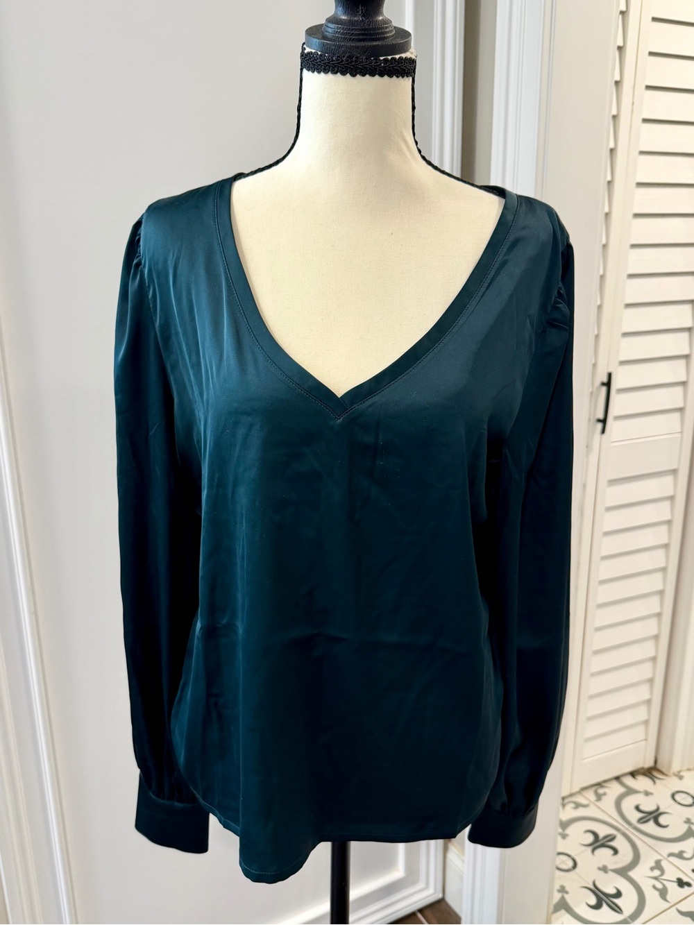 White House Black Market hunter green V-Neck Long Sleeve satin blouse